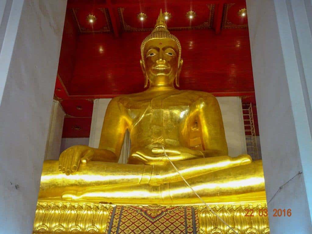 Golden sitting buddha