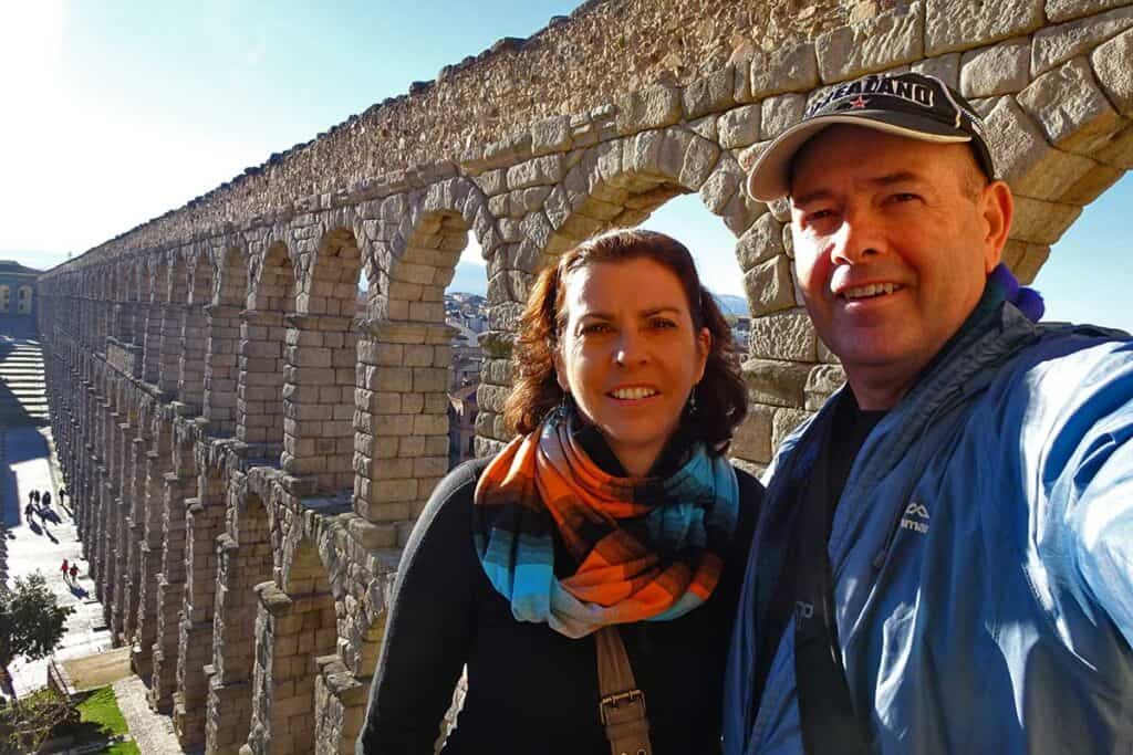 Couple in front of a Roman aqueduct