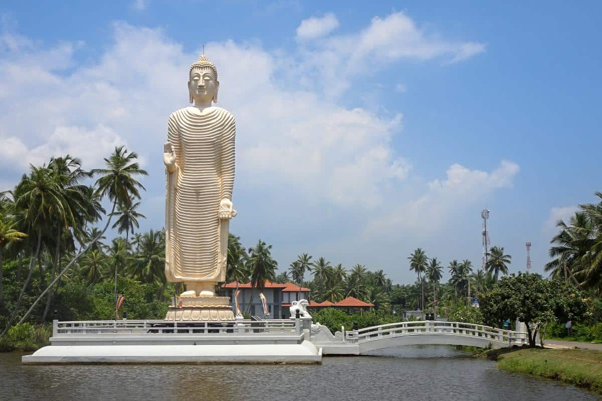 A very tall white statue memorial